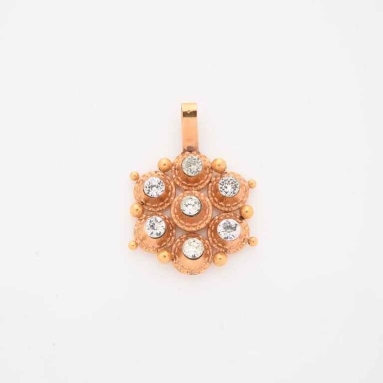 Pendentif Rose du Velay en or jaune (750) orné de pierres d'imitation sur paill…