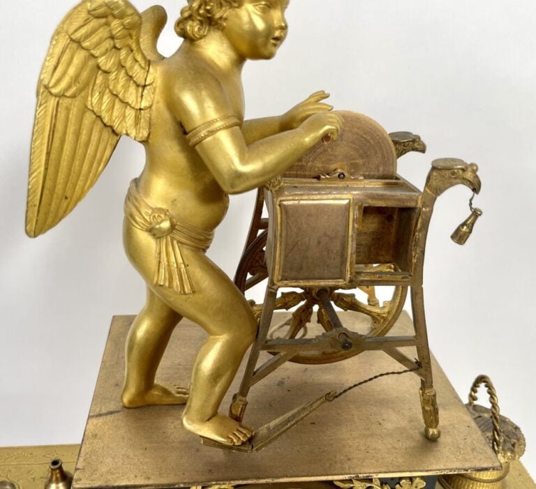 PENDULE à l'amour rémouleur en bronze doré et bronze patiné. Le cadran émaillé…