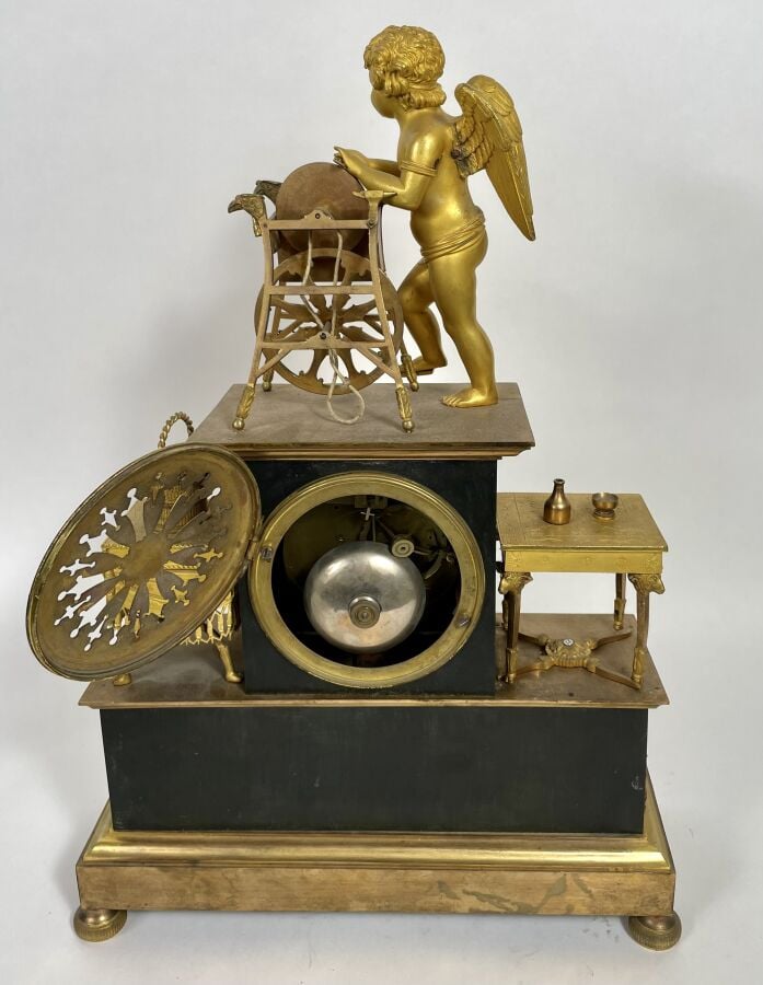 PENDULE à l'amour rémouleur en bronze doré et bronze patiné. Le cadran émaillé…