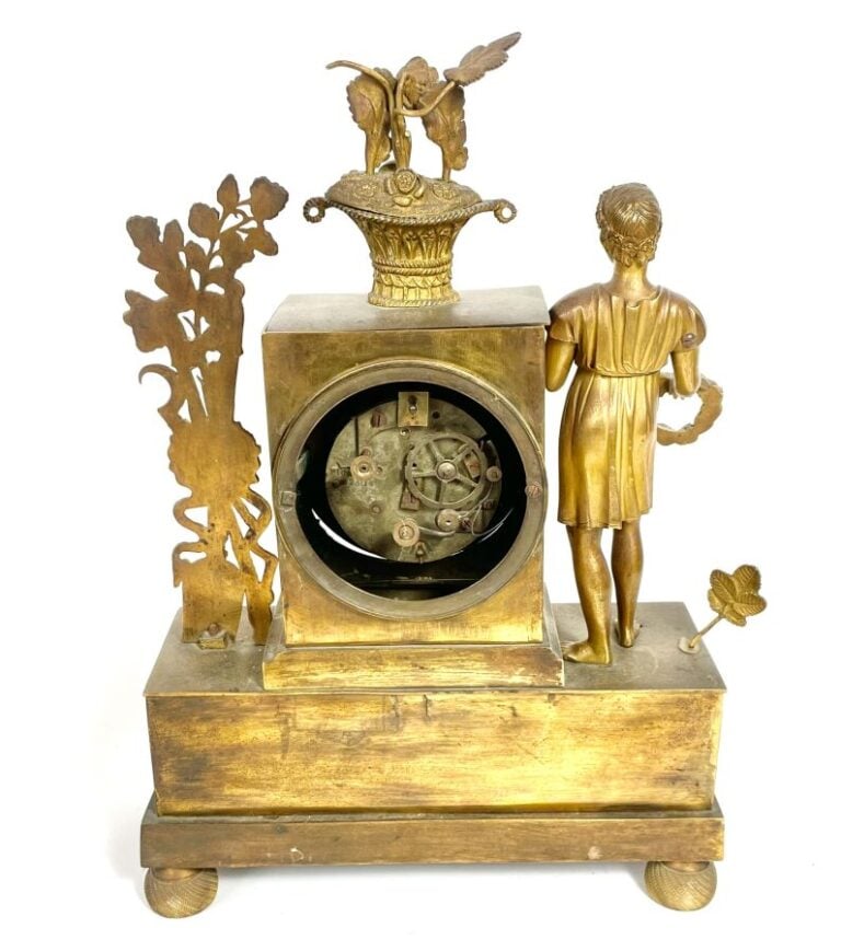 PENDULE en bronze doré ; le cadran compris dans une borne flanquée d'une figure…