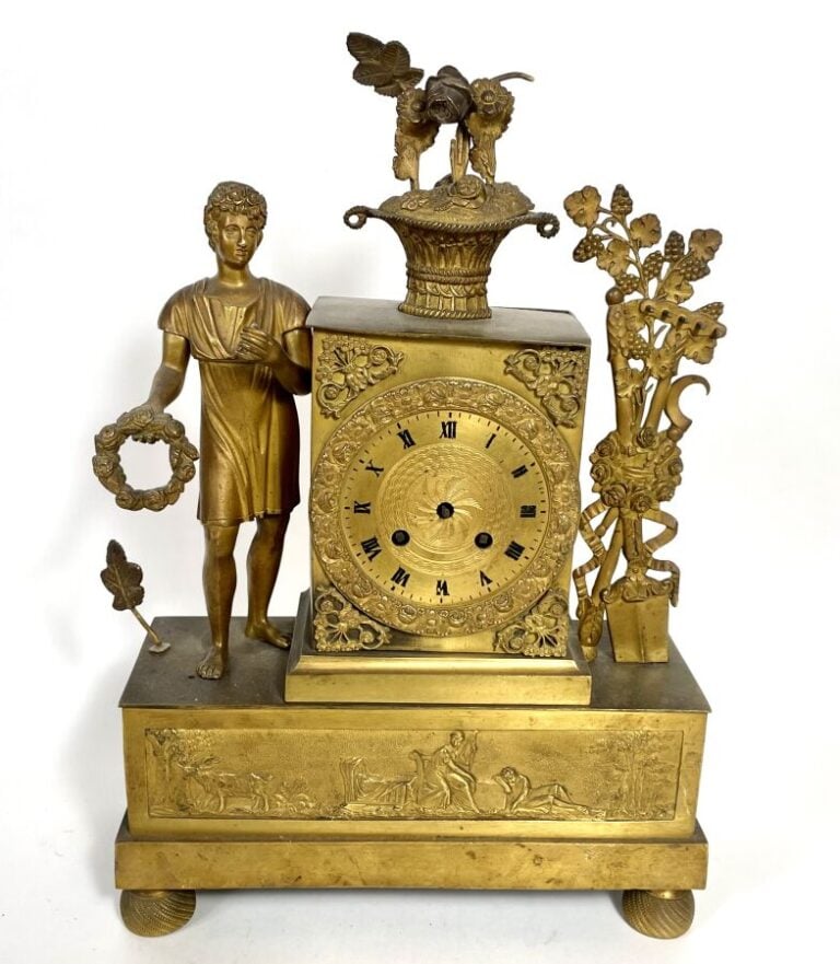 PENDULE en bronze doré ; le cadran compris dans une borne flanquée d'une figure…