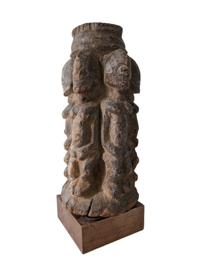 Petit autel Dogon (Mali) en bois représentant des personnages dos à dos avec un…