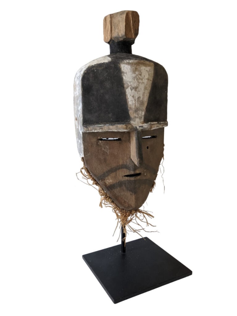 Petit masque Vouvi (Gabon) au décor rouge et blanc fait en bois léger avec un r…