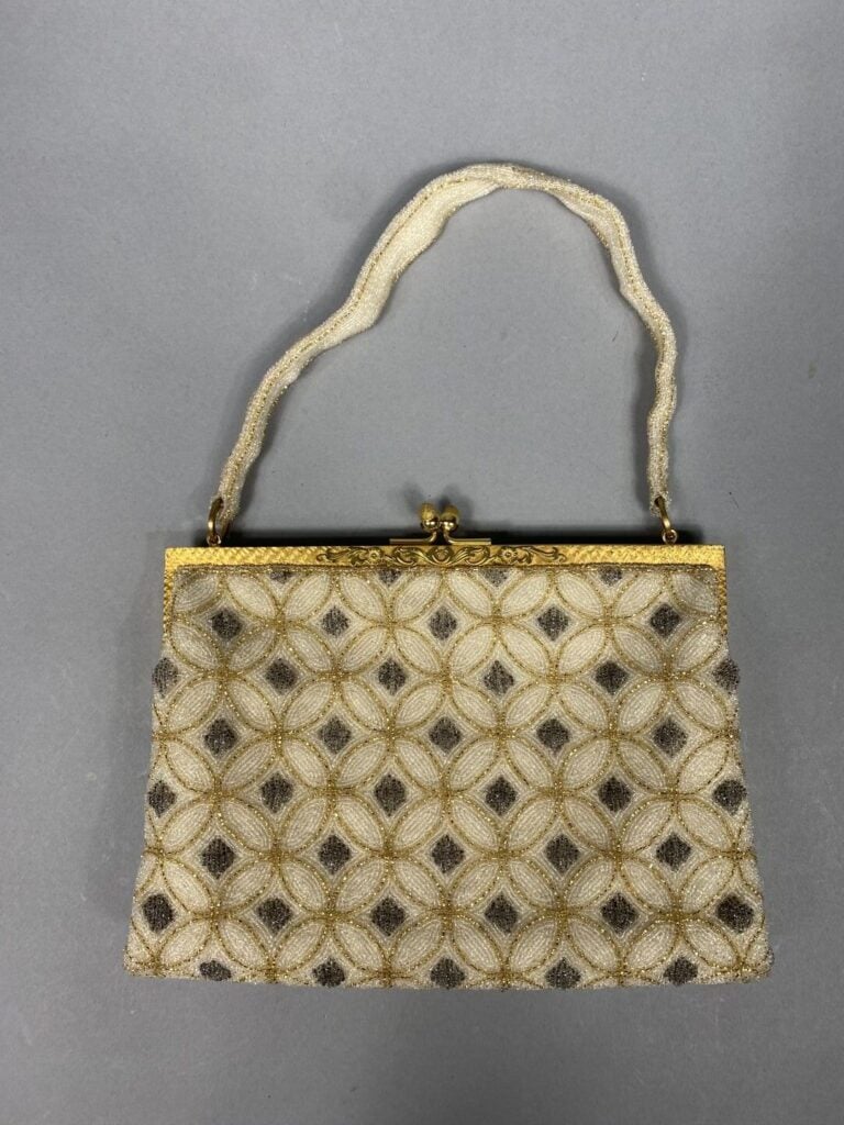 Petit sac du soir en perles de rocaille blanc gris doré, fermoir en métal doré…