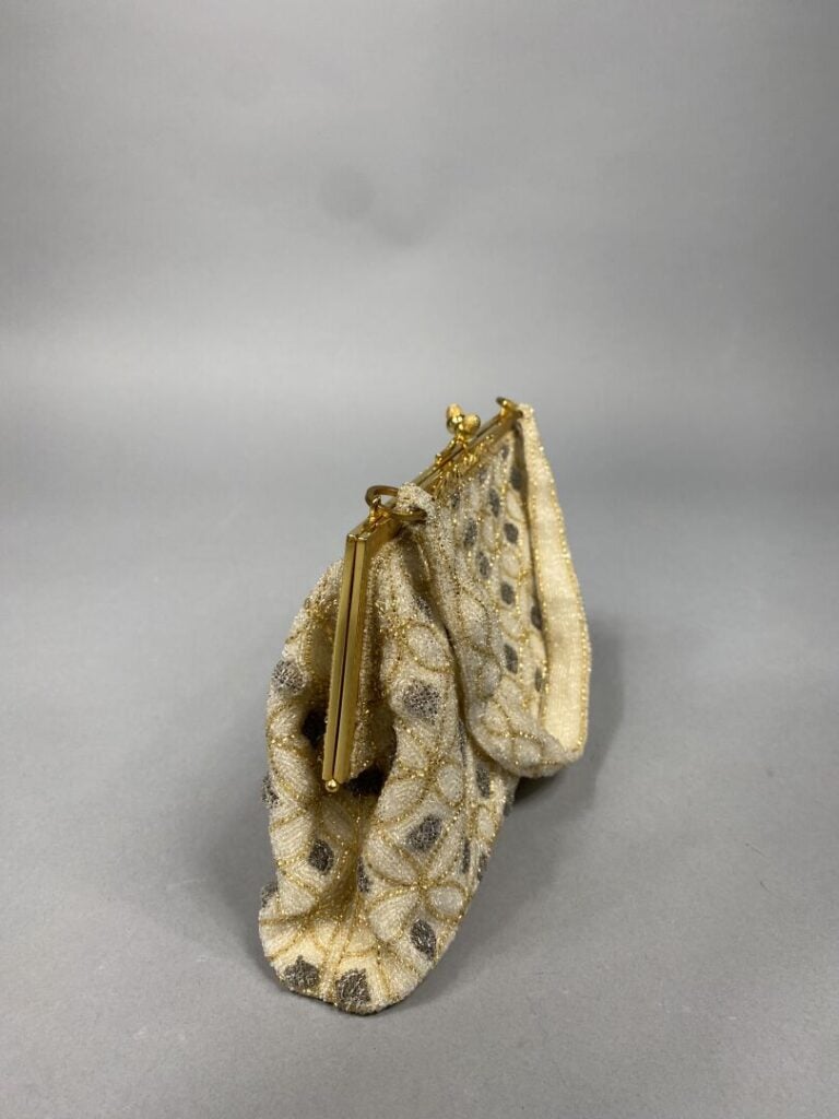Petit sac du soir en perles de rocaille blanc gris doré, fermoir en métal doré…