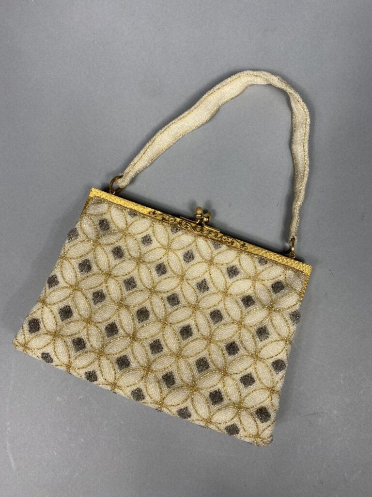 Petit sac du soir en perles de rocaille blanc gris doré, fermoir en métal doré…