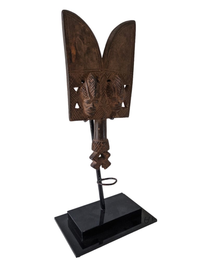 Petit sceptre Yoruba (Nigéria) « Janus-Sango » en bois avec une patine rougeâtr…