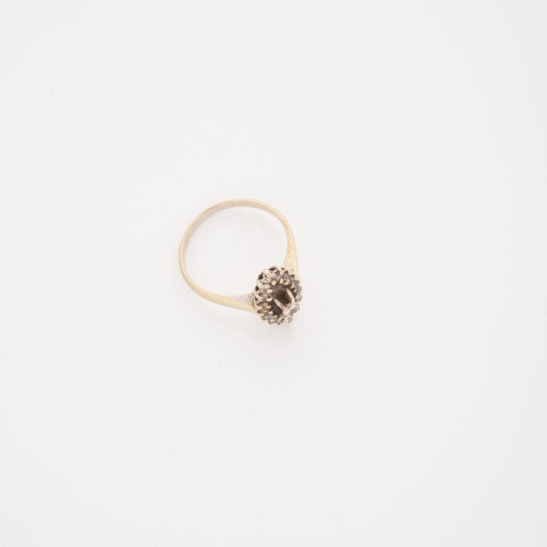 Petite bague navette en or gris (750) centrée d'un diamant taille brillant en s…