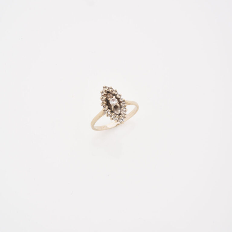 Petite bague navette en or gris (750) centrée d'un diamant taille brillant en s…