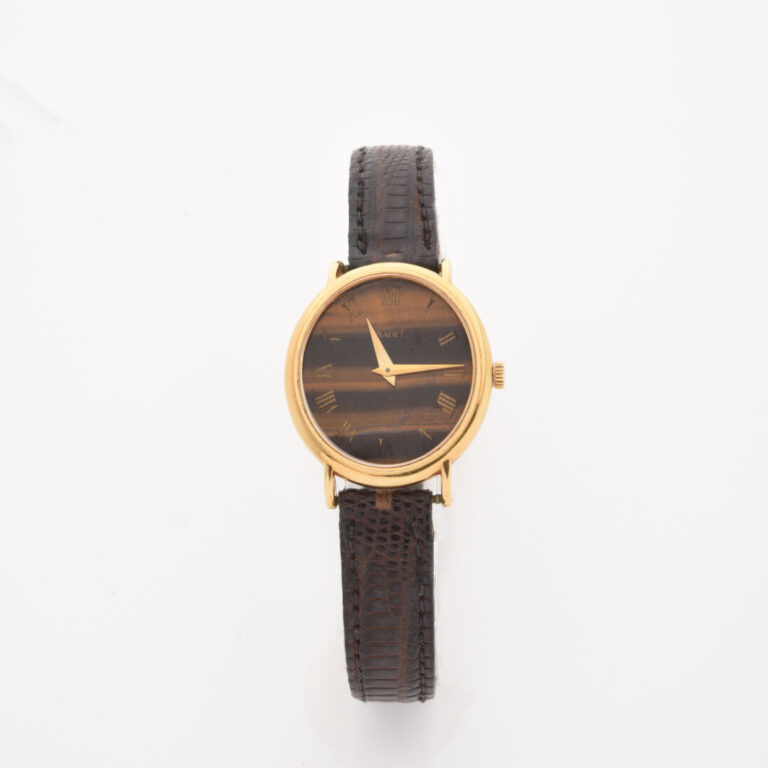 PIAGET - Montre bracelet de dame, boîtier ovale en or jaune (750), cadran à fon…