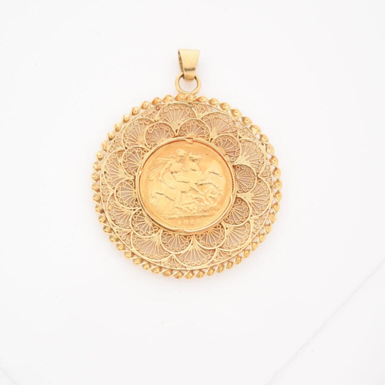 *Pièce en or souverain anglais Georges V 1925 montée en pendentif dans un entou…