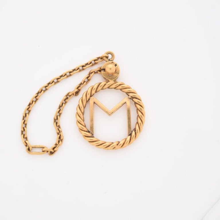 Porte-clé en or jaune (750) formé d'une chaînette à maille forçat retenant la l…