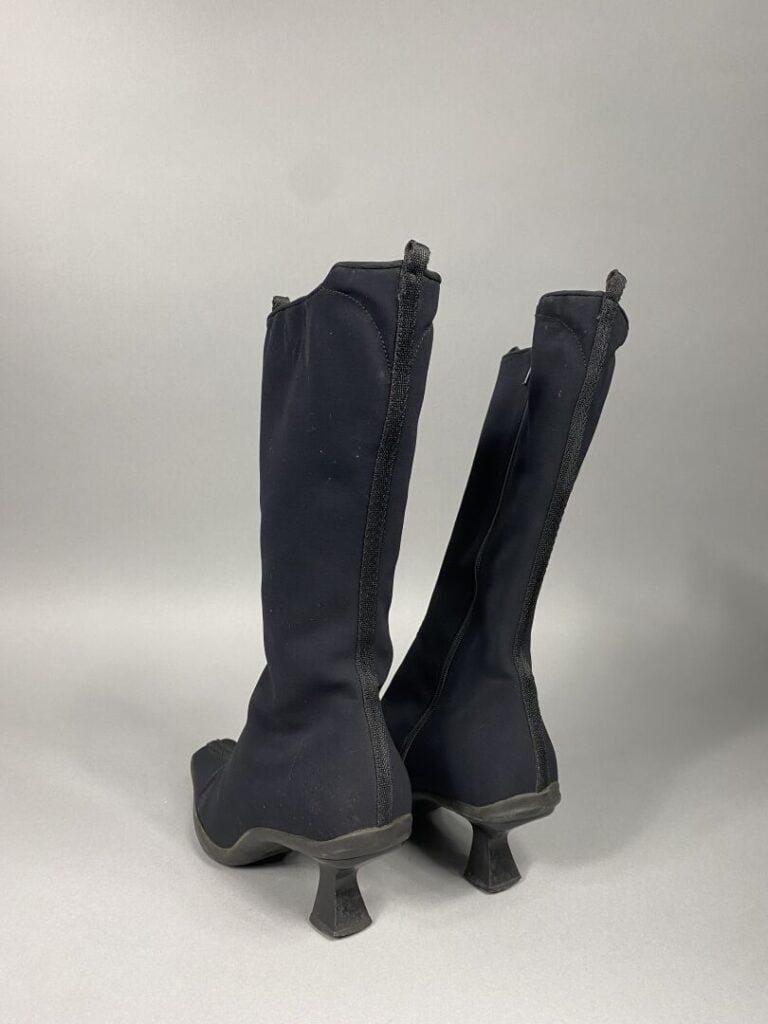 PRADA - Paire de bottes à bout carré en nylon noir souligné de bandes, fermetur…
