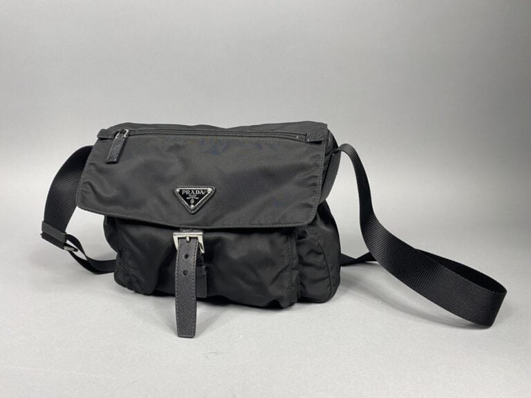 PRADA - Sac besace en nylon noir, bandoulière en tissu noir - Intérieur en tiss…