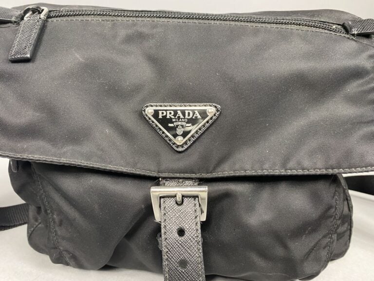 PRADA - Sac besace en nylon noir, bandoulière en tissu noir - Intérieur en tiss…