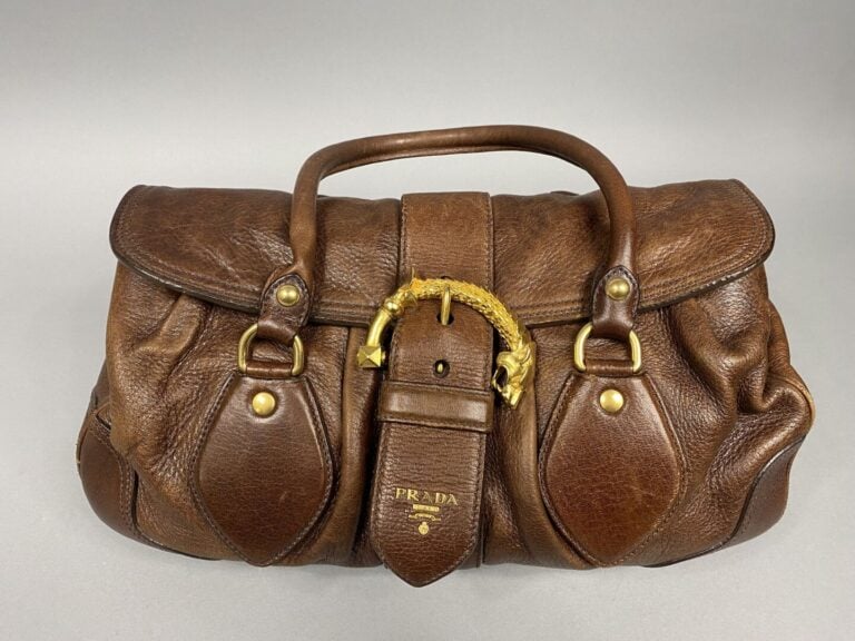 PRADA - Sac en cuir souple marron garniture dorée fermeture par rabat, boucle d…