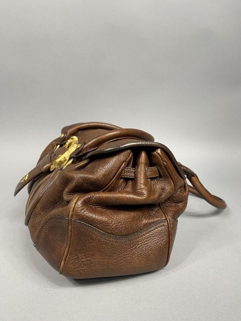 PRADA - Sac en cuir souple marron garniture dorée fermeture par rabat, boucle d…