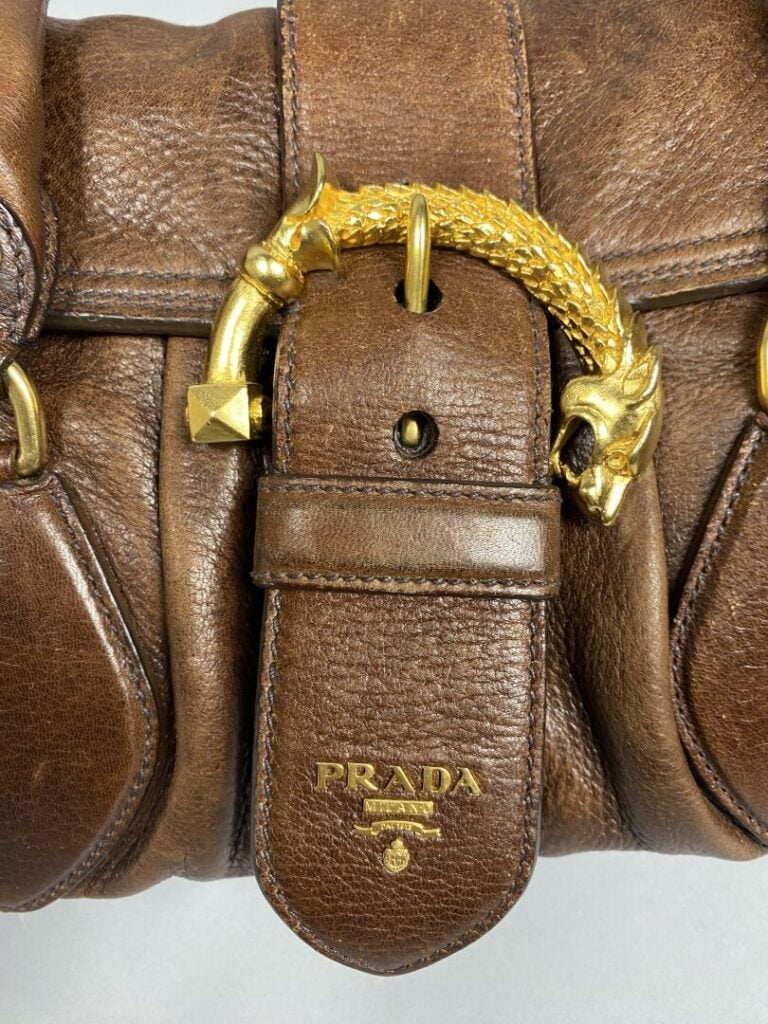 PRADA - Sac en cuir souple marron garniture dorée fermeture par rabat, boucle d…