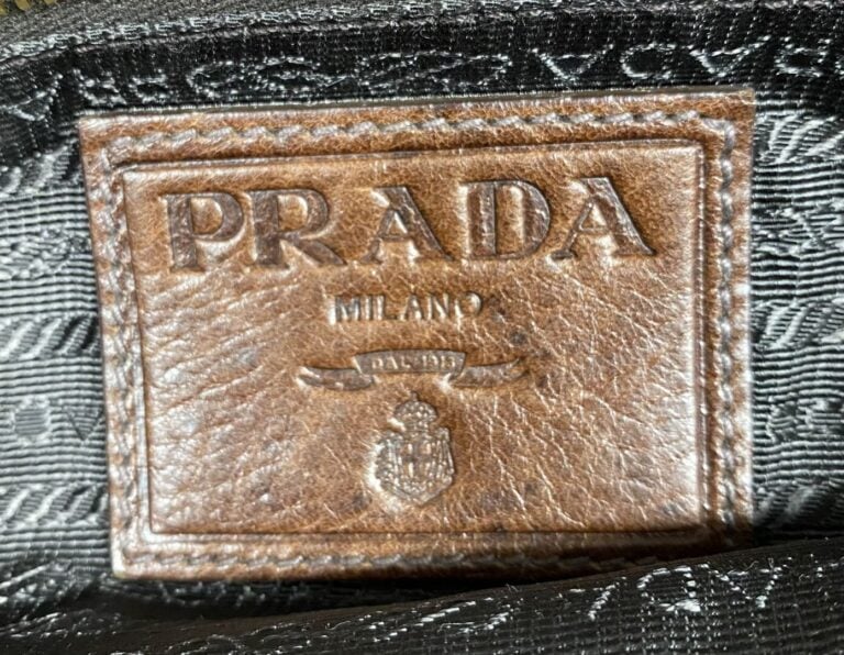 PRADA - Sac en cuir souple marron garniture dorée fermeture par rabat, boucle d…