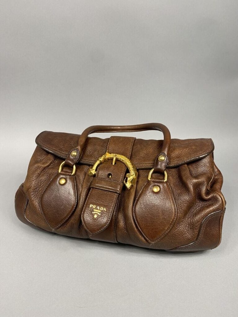 PRADA - Sac en cuir souple marron garniture dorée fermeture par rabat, boucle d…