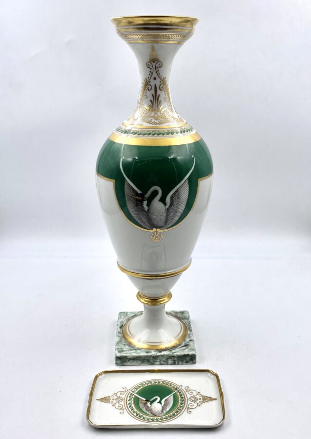 ROVINA à Epinal - Vase ovoïde à piédouche et col évasé en porcelaine blanche, v…