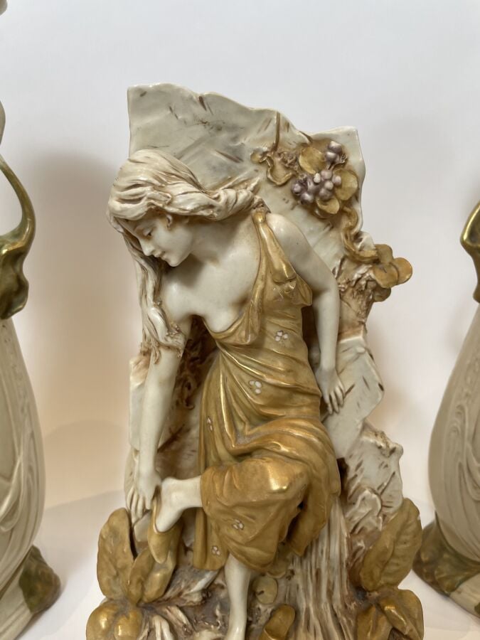 ROYAL DUX, Bohême.Garniture de cheminée en porcelaine émaillée beige et or comp…