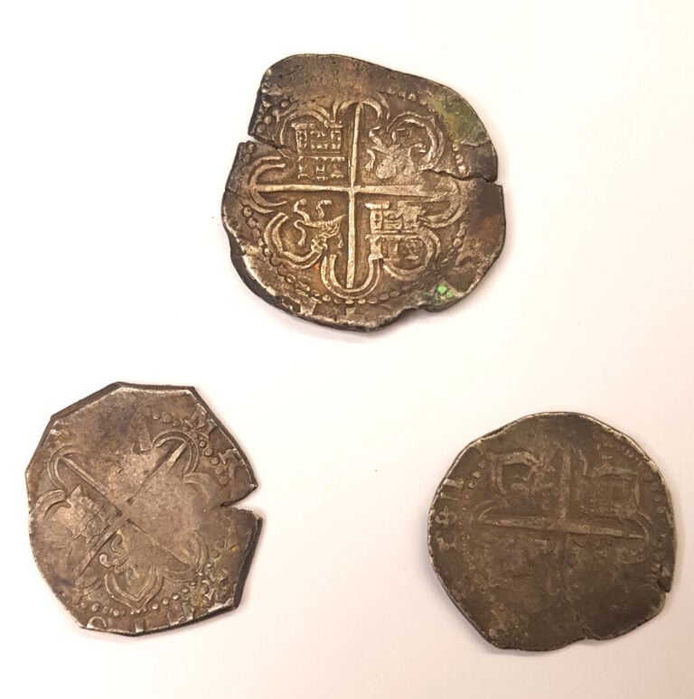 Royaume d'Espagne - - Lot de monnaies comprenant - - Deux 4 Réales - - Une 8 Ré…