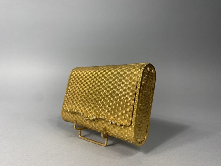 Sac du soir en métal doré tressé simulant la vannerie et orné de strass, le rab…