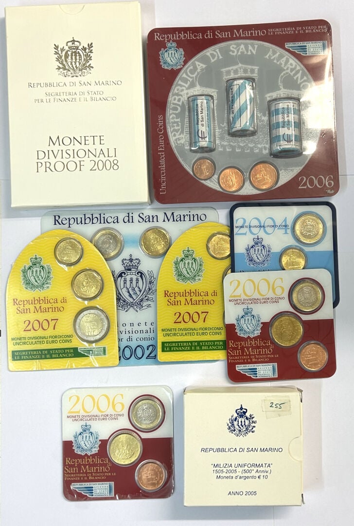 Saint-Marin -Divers - Lot de sept coffrets divers comprenant : - -Un Coffret BE…
