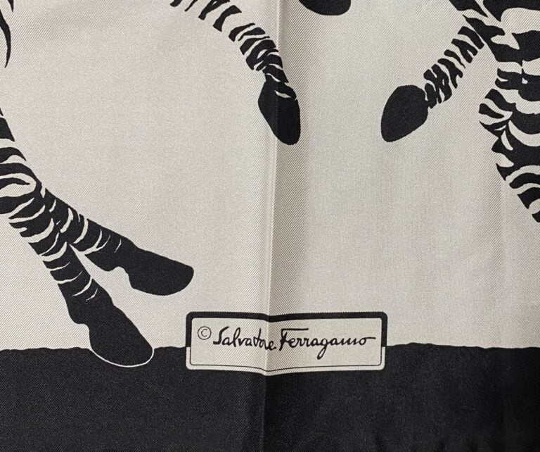 Salvatore FERRAGAMO - Carré en soie à décor imprimé de zèbre - Etat neuf