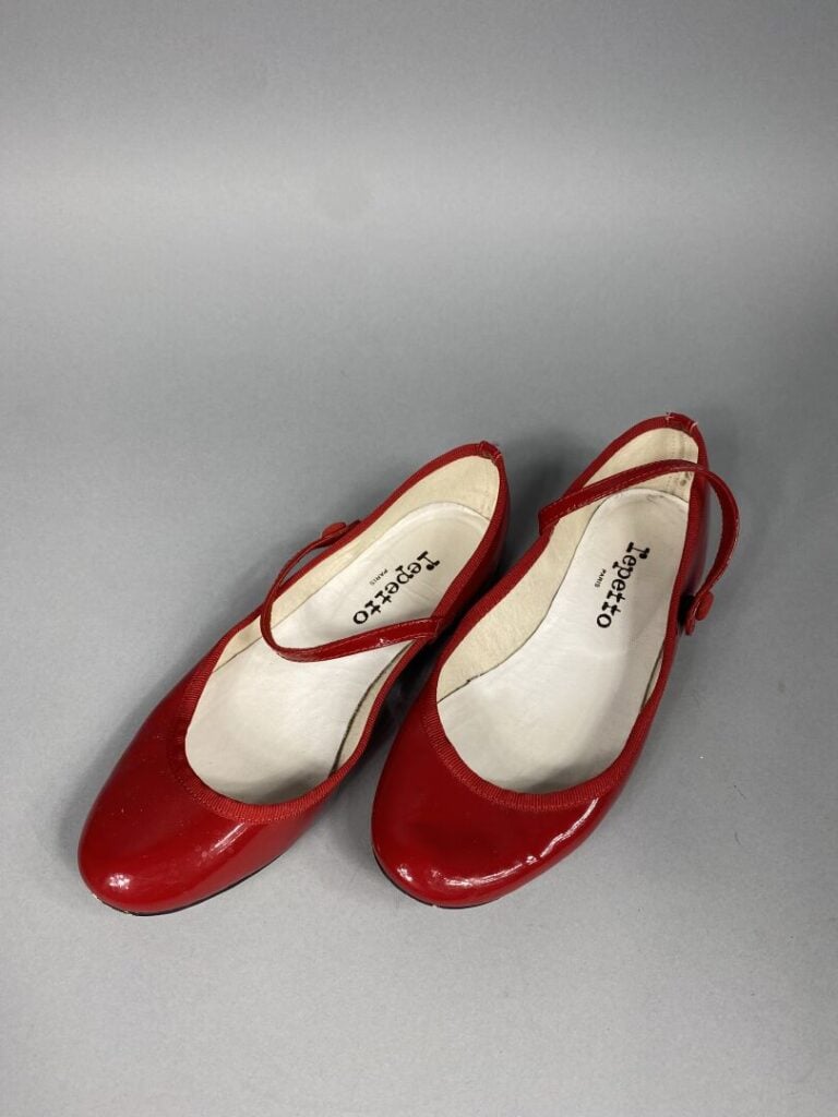 Salvatore FERRAGAMO - Paire d'escarpins à bout arrondi en cuir noir estampé à m…