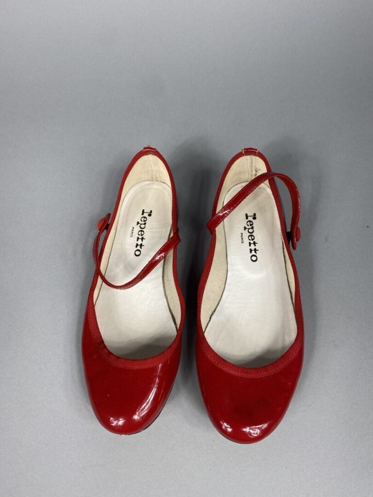 Salvatore FERRAGAMO - Paire d'escarpins à bout arrondi en cuir noir estampé à m…