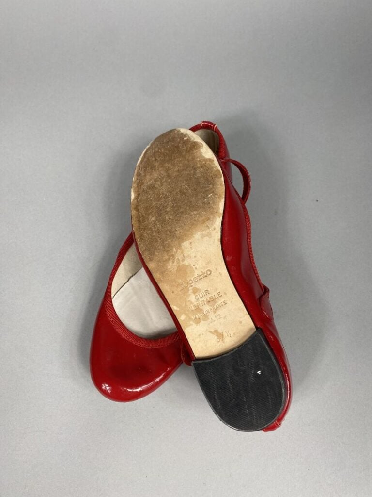 Salvatore FERRAGAMO - Paire d'escarpins à bout arrondi en cuir noir estampé à m…