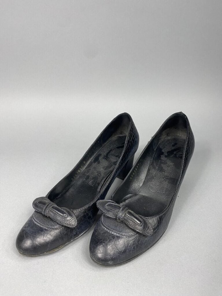 Salvatore FERRAGAMO - Paire d'escarpins à bout arrondi en cuir noir estampé à m…