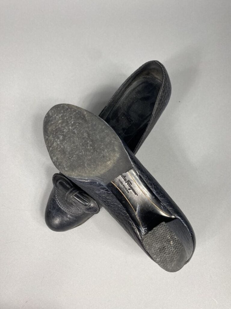 Salvatore FERRAGAMO - Paire d'escarpins à bout arrondi en cuir noir estampé à m…