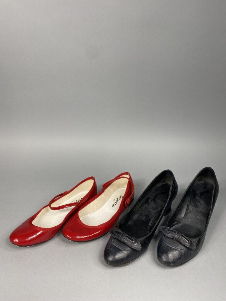 Salvatore FERRAGAMO - Paire d'escarpins à bout arrondi en cuir noir estampé à m…