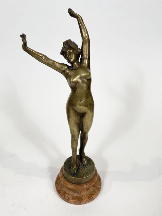 Sculpture en bronze doré « femme les bras levés »signée Pavid, soudures aux bra…