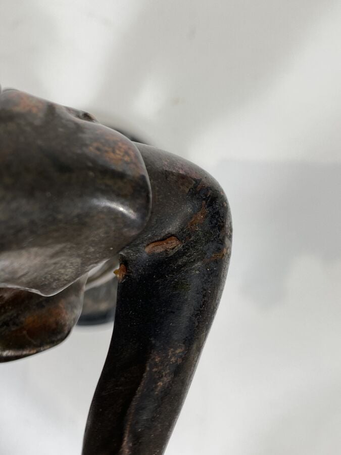 Sculpture en bronze doré « femme les bras levés »signée Pavid, soudures aux bra…