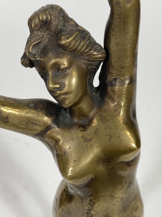 Sculpture en bronze doré « femme les bras levés »signée Pavid, soudures aux bra…