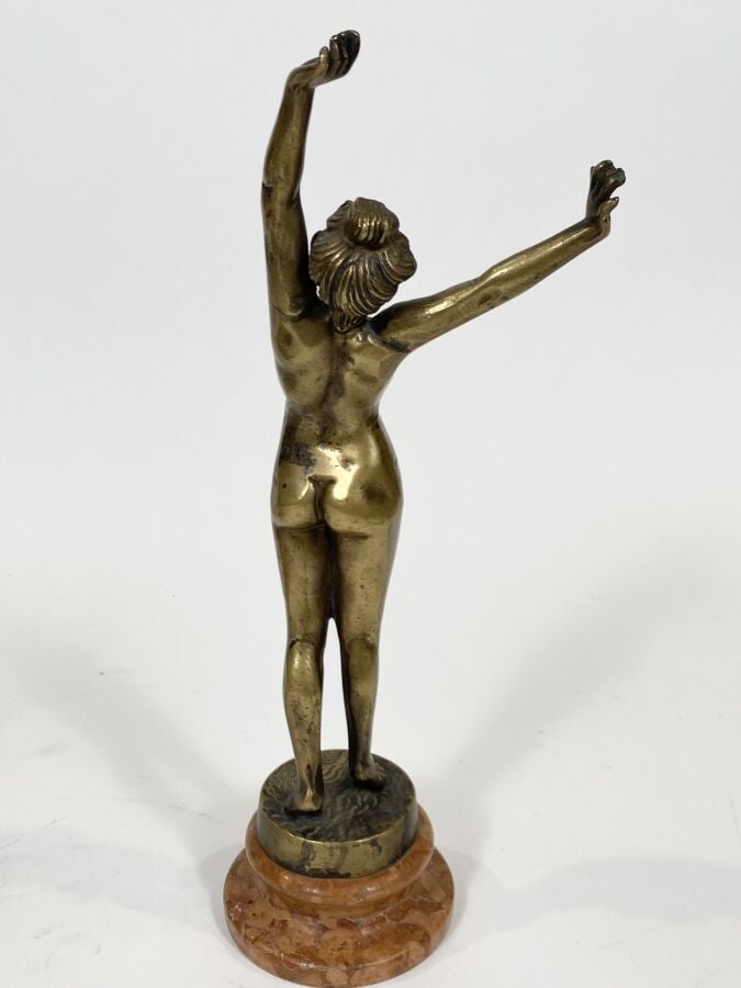 Sculpture en bronze doré « femme les bras levés »signée Pavid, soudures aux bra…