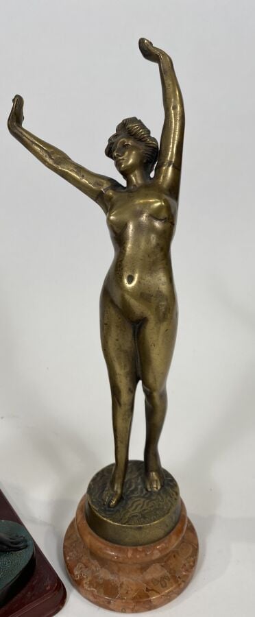 Sculpture en bronze doré « femme les bras levés »signée Pavid, soudures aux bra…