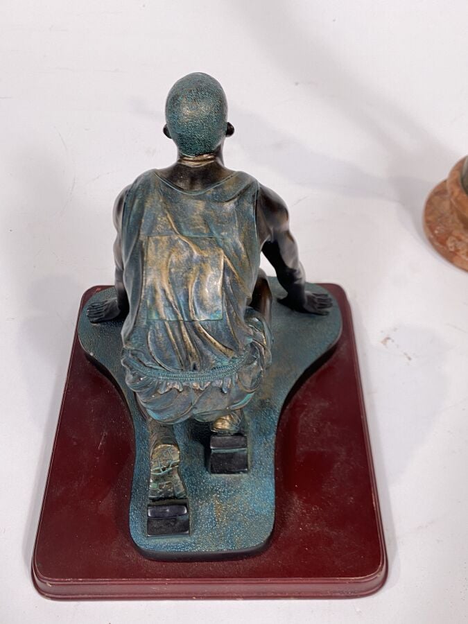 Sculpture en bronze doré « femme les bras levés »signée Pavid, soudures aux bra…