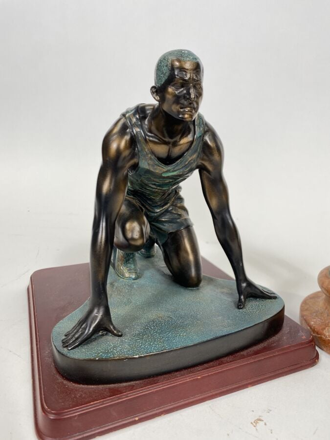 Sculpture en bronze doré « femme les bras levés »signée Pavid, soudures aux bra…