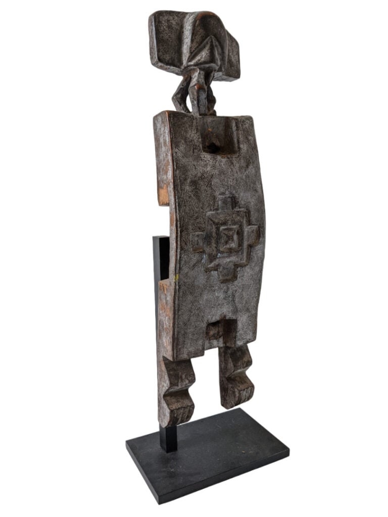 Serrure Bambara (Mali) en bois représentant un personnage, patine grasse et tra…
