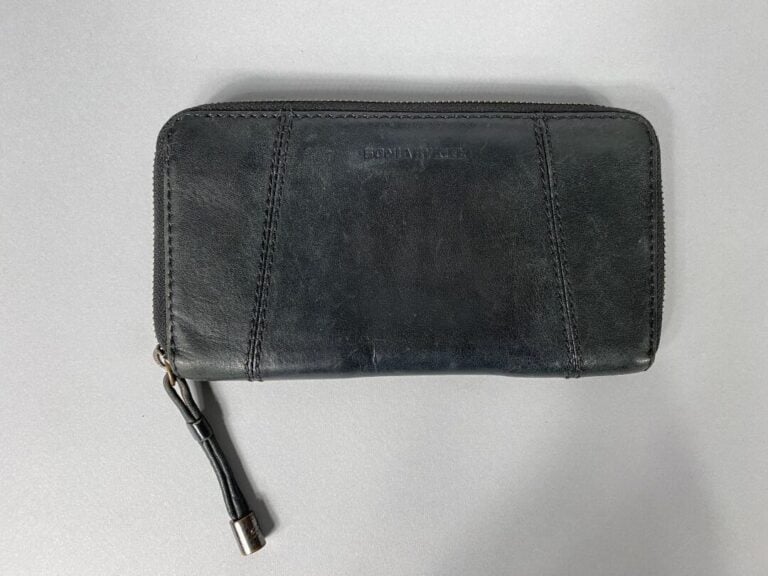 SONIA RYKIEL - Porte trésor en cuir noir, doublure en cuir noir et tissu rose,…