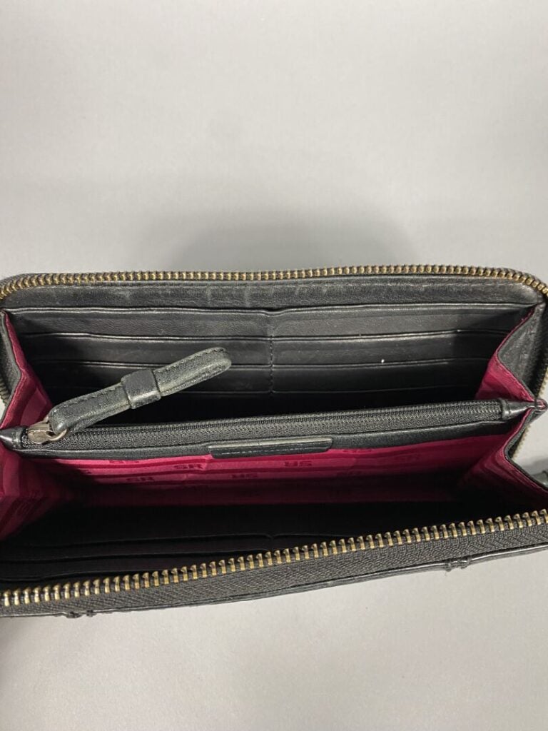 SONIA RYKIEL - Porte trésor en cuir noir, doublure en cuir noir et tissu rose,…