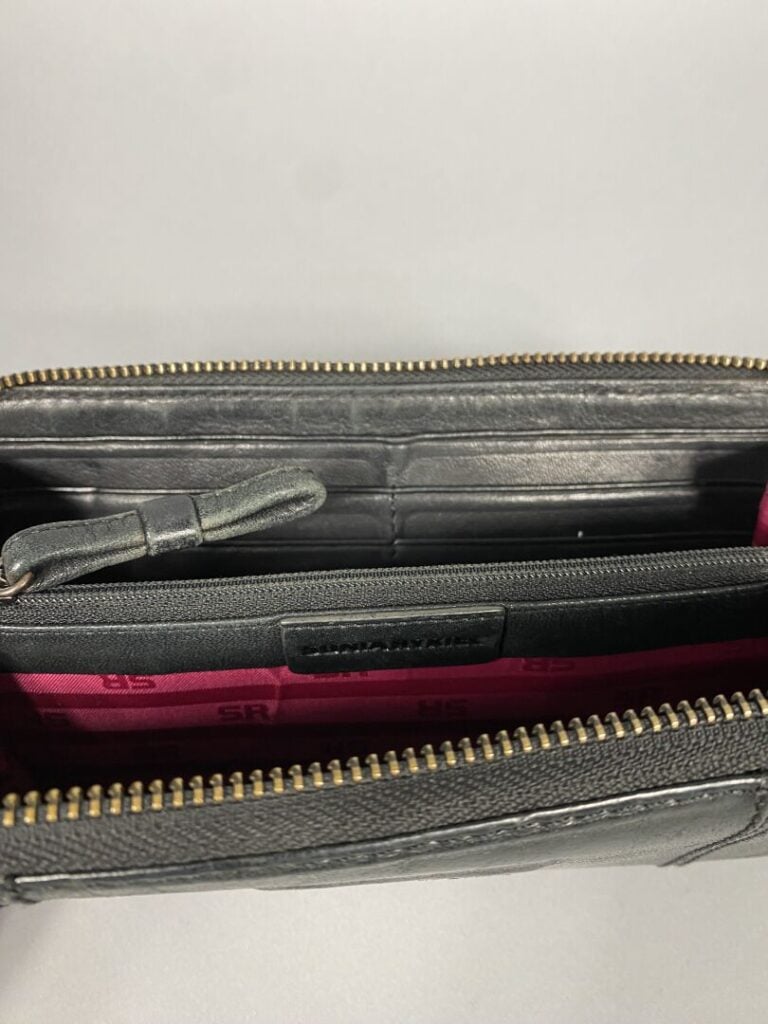 SONIA RYKIEL - Porte trésor en cuir noir, doublure en cuir noir et tissu rose,…