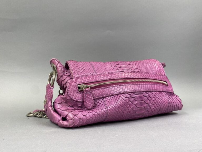 SONIA RYKIEL - Sac en python violet anémone, fermoir losange pivotant en métal…