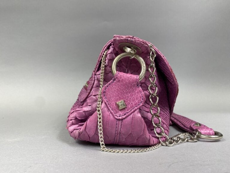 SONIA RYKIEL - Sac en python violet anémone, fermoir losange pivotant en métal…