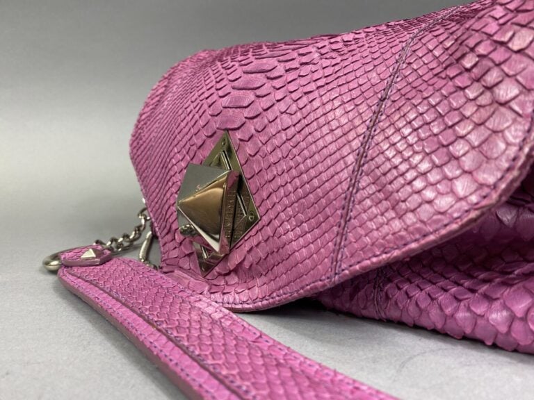 SONIA RYKIEL - Sac en python violet anémone, fermoir losange pivotant en métal…